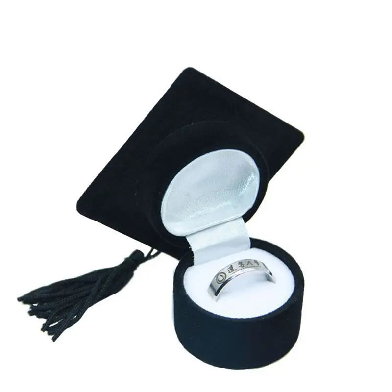 This charming graduation cap ring box adds a special academic touch to your proposal or gift. Available in three elegant colors, it’s perfect for celebrating achievements with style.