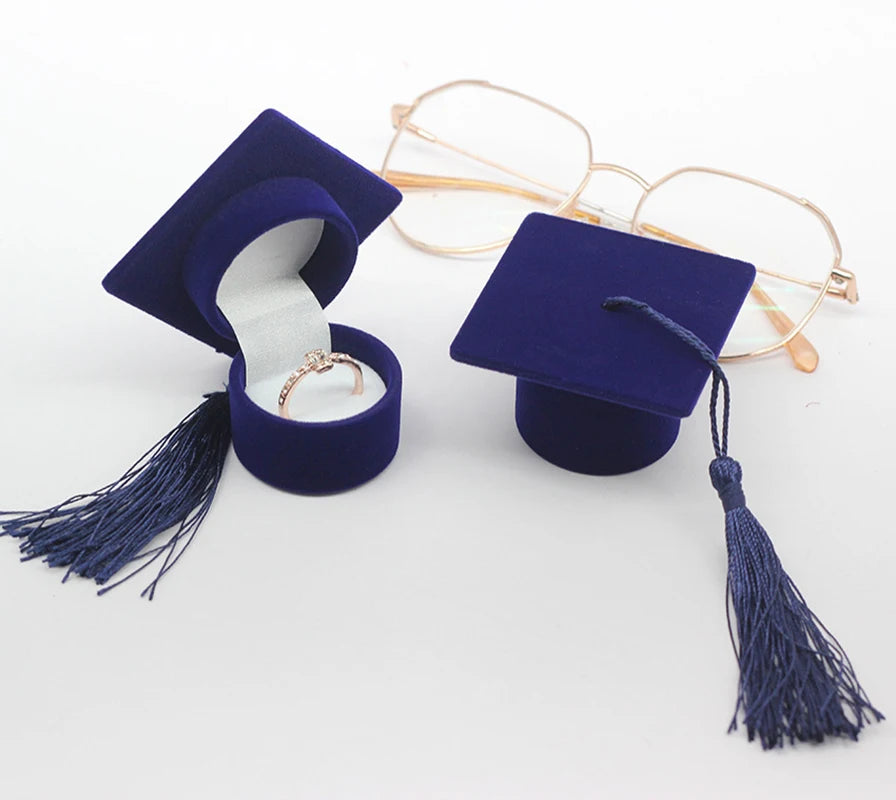 This charming graduation cap ring box adds a special academic touch to your proposal or gift. Available in three elegant colors, it’s perfect for celebrating achievements with style.