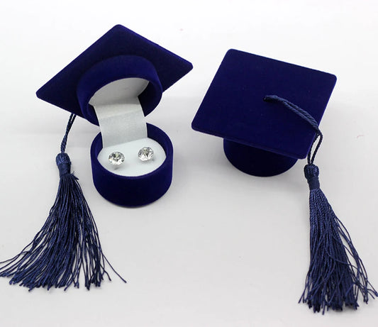 This charming graduation cap ring box adds a special academic touch to your proposal or gift. Available in three elegant colors, it’s perfect for celebrating achievements with style.