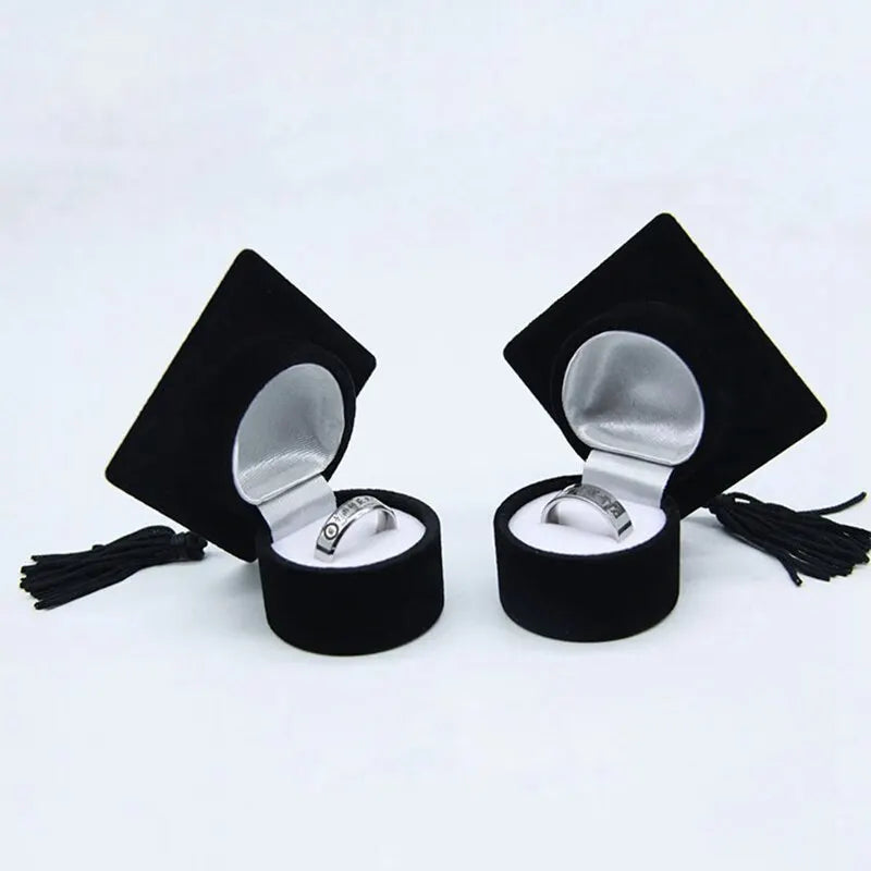 This charming graduation cap ring box adds a special academic touch to your proposal or gift. Available in three elegant colors, it’s perfect for celebrating achievements with style.